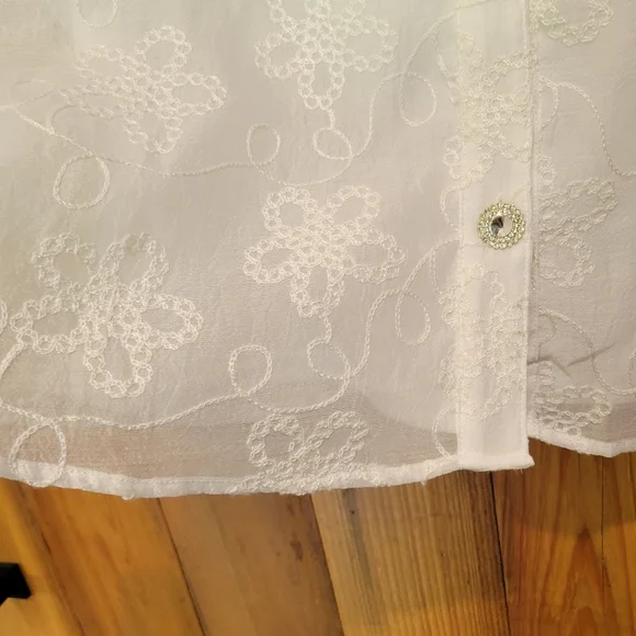 Women's White Lace Top - Picture 5 of 16